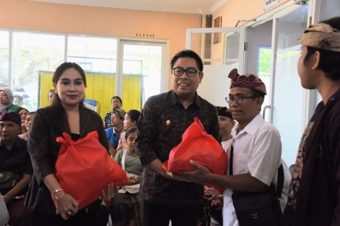 Wawali Arya Wibawa Serahkan Bantuan Paket Sembako Kepada 40 Orang Disabilitas Kota Denpasar