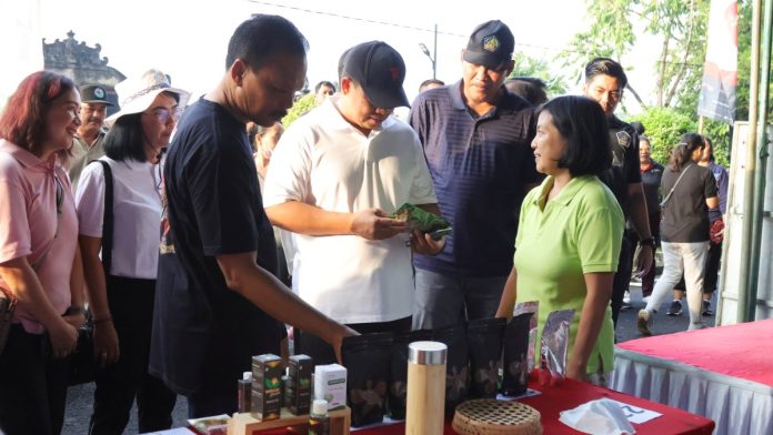 Pj Gubernur Bali dan Sekda Kunjungi Pasar Murah Jelang Hari Raya Galungan