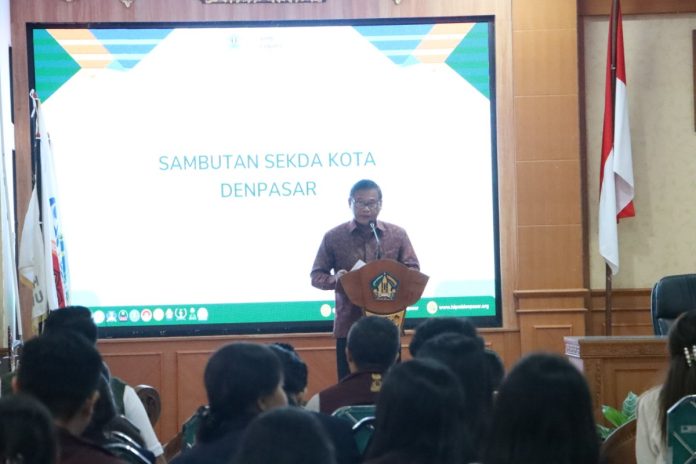 Sekda Kota Denpasar, IB. Alit Wiradana saat menghadiri Pengukuhan Antar Waktu Himpunan Pengusaha Muda Indonesia (HIPMI) Kota Denpasar berlangsung, Minggu (11/2) di Aula Melati, Gedung BKSDM Ptovinsi Bali.