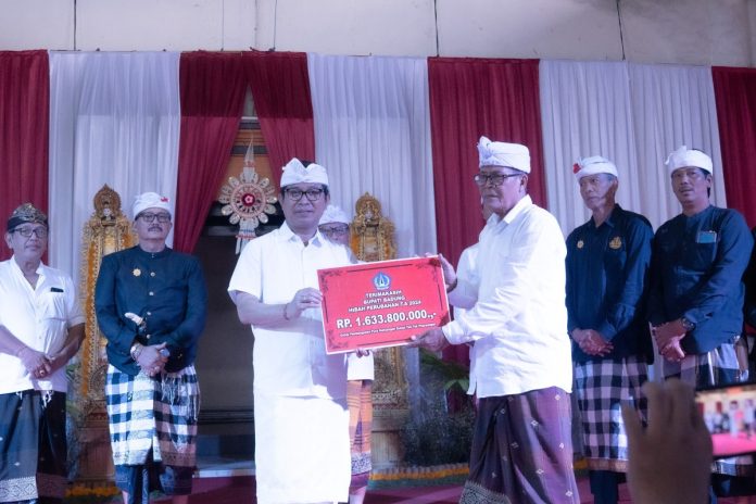 Sekda Wayan Adi Arnawa menghadiri Karya Panca Madurga, Melaspas dan Mendem Pedagingan di Pura Kahyangan Prajapati Setra Dukuh Sakti Tektek Peguyangan, Sabtu (24/2).