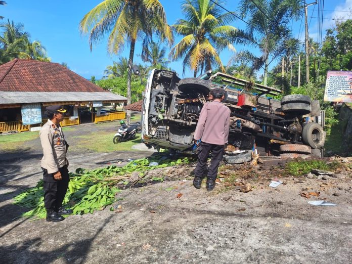 Kondisi truk setelah yang terguling di Jalan Raya Jurusan Denpasar Gilimanuk, Desa Pengeragoan, Kecamatan Pekutatan, Kabupaten Jembrana, Bali, Rabu 21 Februari 2024.