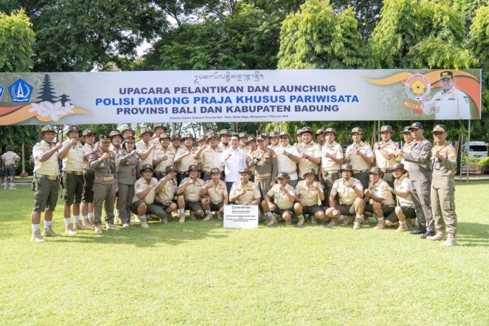 Sekda Badung I Wayan Adi Arnawa menghadiri acara Pelantikan dan Launching Polisi Pamong Praja Khusus Pariwisata Provinsi Bali dan Kabupaten Badung di halaman Kantor Gubernur Bali, Rabu (7/2).