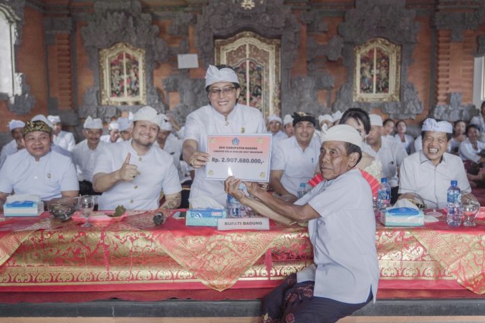 Bupati Giri Prasta menghadiri Karya Pedudusan, Ngenteg Linggih, Caru Rsi Gana dan Panca Kelud, Mendem Pedagingan, Melaspas di Pura Swagina Banjar Adat Mekarsari, Desa Carangsari, Kecamatan Petang, Badung, Jumat 2 Februari 2024. Sumber foto Humas Badung