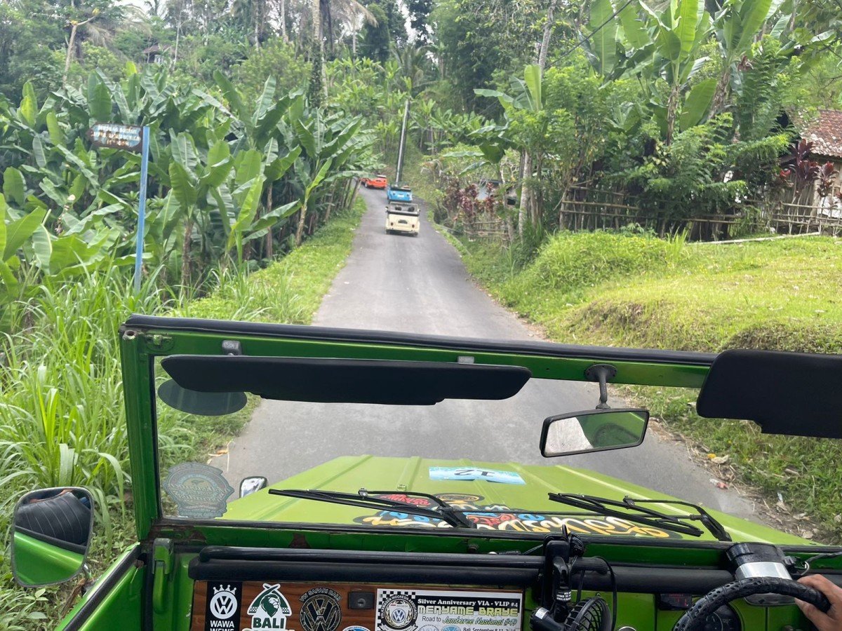 Menikmati Keindahan Ubud dengan Mobil VW Safari