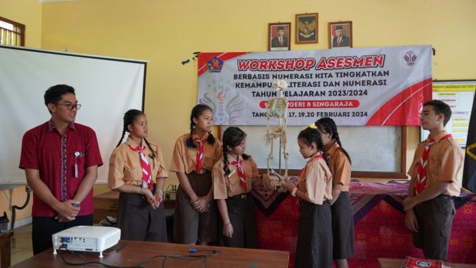 Para siswa SMP Negeri 8 Singaraja saat mengikuti salah satu workshop 