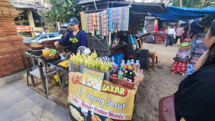 Pedagang di Pantai Kuta Mendapat Rezeki Melimpah