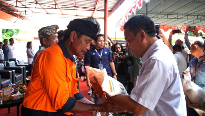 Penjabat Bupati Buleleng Salurkan Bantuan Pangan untuk 51.075 Keluarga Penerima Manfaat