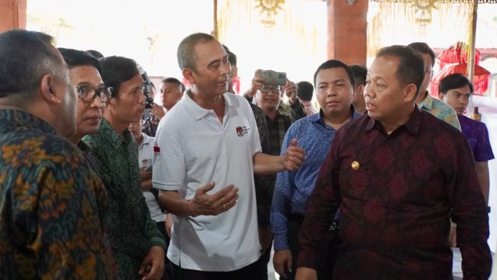 Penjabat (Pj) Gubernur Bali, S. M. Mahendra Jaya, saat melakukan kunjungan untuk memeriksa kesiapan Tempat Pemungutan Suara (TPS)