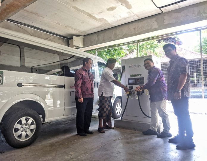 Peresmian SPKLU oleh Manager UP3 Bali Timur Agung Wibowo bersama Jro Bendesa Adat Padang Tegal Ubud Made Parmita yang juga sebagai pengelola Monkey Forest