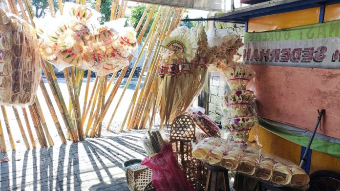 Persiapan Hari Raya Galungan, Pedagang Payasan Penjor Kebanjiran Rejeki