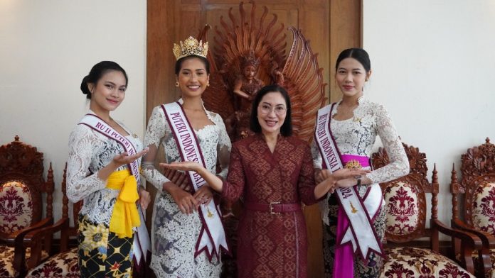 Pj Ketua Dekranasda Provinsi Bali, drg. Ida Mahendra memberikan motivasi kepada Ketut Permata dalam pemilihan Putri Indonesia 2024.