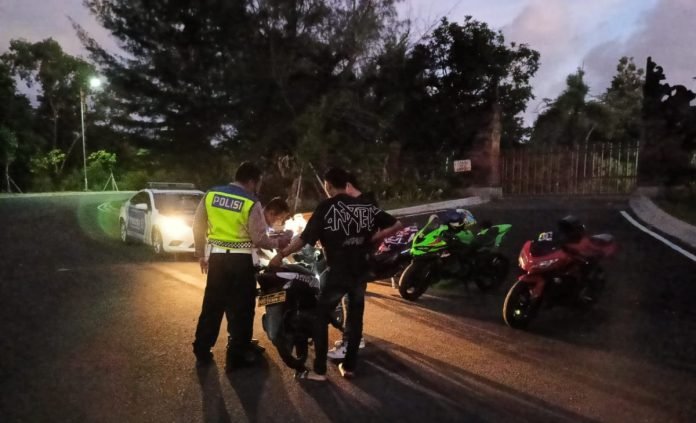 Polsek Denpasar Selatan dan Polresta Denpasar secara konsisten melakukan upaya sweeping dan menindak tegas aksi speeding. Polsek Denpasar Selatan dan Polresta Denpasar secara konsisten melakukan upaya sweeping dan menindak tegas aksi speeding.