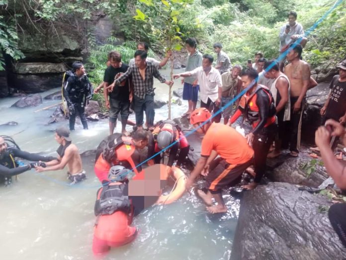 Proses evakuasi jenazah Ketut Aldiyasa (14) yang meregang nyawa akibat tenggelam di sungai tibu remeng, Dusun Konci, Desa Tigawasa, Kecamatan Banjar, Buleleng.