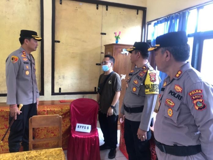 Proses pengecekan persiapan lokasi TPS yang bertempat di SD Negeri 2 Banjarasem.