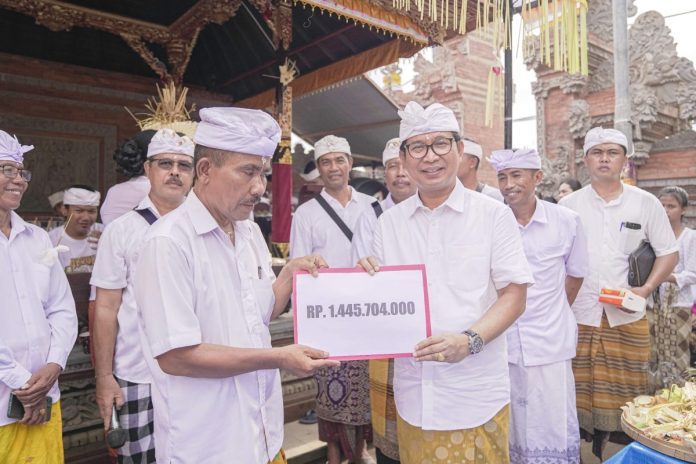 Sekda I Wayan Adi Arnawa menghadiri Karya Melaspas dan Mendem Pedagingan di Pura Pasek Gelgel Banjar Dirgahayu Desa Abiansemal, Sabtu (3/2).