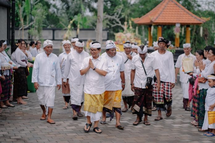 Sekda I Wayan Adi Arnawa menghadiri Upacara Melaspas areal Setra sekaligus Piodalan Pura Prajapati Banjar Tengah Kaler, Banjar Tengah Kelod Gulingan, Sabtu (3/2)