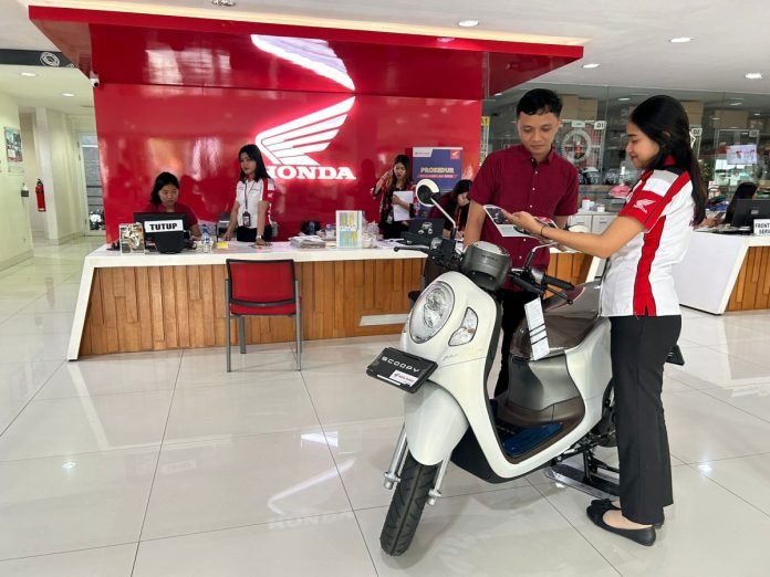 Sales Astra Motor Bali saat melayani konsumen setia honda dalam promo 