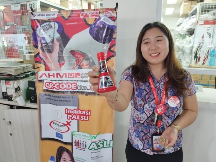 Sales dai Astra Motor Bali saat memperkenalkan Oil System Cleaner dari PT Astra Honda Motor (AHM)