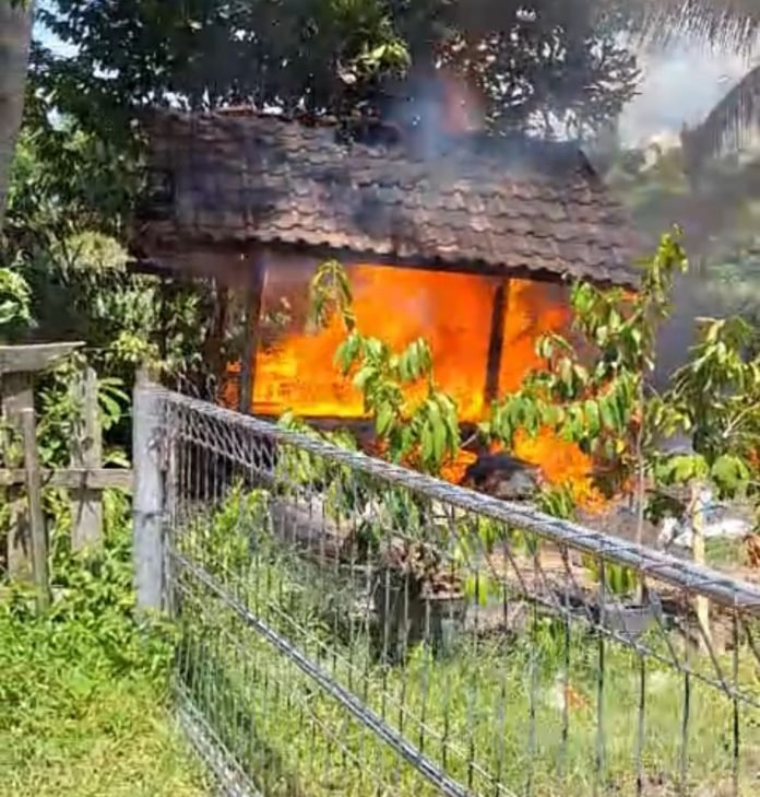 Sebuah bale bengong (penggak) milik Nyoman Duastra, seorang pensiunan polisi di Banjar Bale Agung, Desa Yeh Embang, Kecamatan Mendoyo, Jembrana Bali, ludes terbakar, Sabtu 10 Februari 2024 siang. Sumber foto: Istimewa
