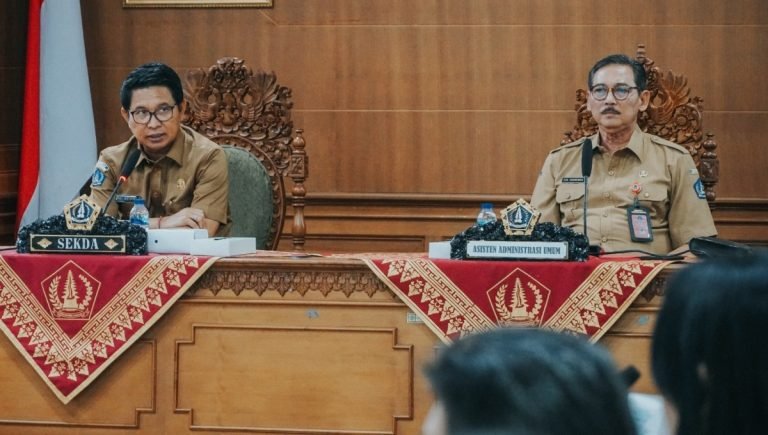 Sekda Adi Arnawa didampingi Asisten Administrasi Umum Cokorda Raka Darmawan melaksanakan rapat Koordinasi sekaligus Evaluasi Penguatan SAKIP di Ruang Kriya Gosana, Puspem Badung, Senin 12 Februari 2024.