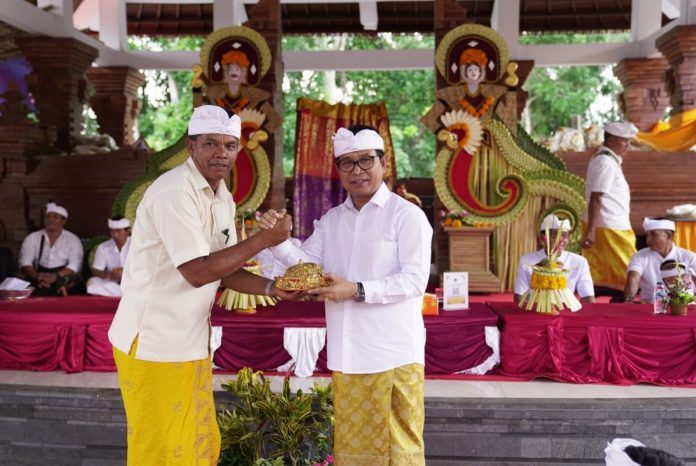 Sekda Adi Arnawa saat menghadiri acara padudusan Alit di Pura Prajapati Desa Adat Pangsan, Kamis 8 Februari 2024