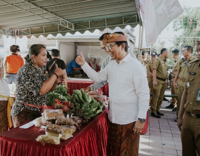 Sekda Badung Adi Arnawa saat kunjungi pelaksanaan GPM (Gerakan Pasar Murah) yang dilaksanakan di Gor Dalung, Kecamatan Mengwi, Senin 19 Februari 2024.