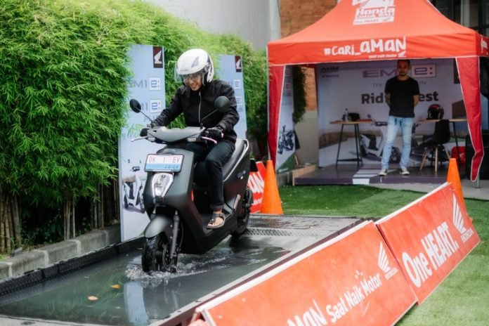 Seorang kunsumen saat test ride menggunakan Honda EM1e