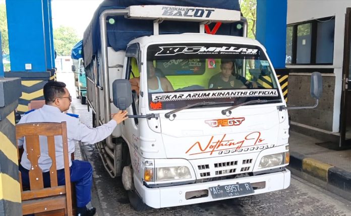 Situasi kendaraan masuk di Jembatan Timbang UPPKB Cekik Gilimanuk, Jumat 23 Februari 2024.