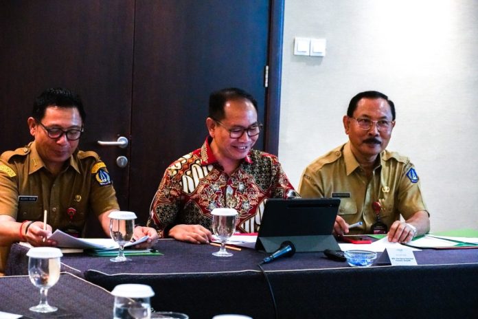 Wabup Suiasa saat Wawancara Kandidat Paritrana Award Penghargaan Jaminan Sosial Ketenagakerjaan Tahun 2024 Provinsi Bali di Four Star by Trans Hotel Denpasar, Senin (19/2).