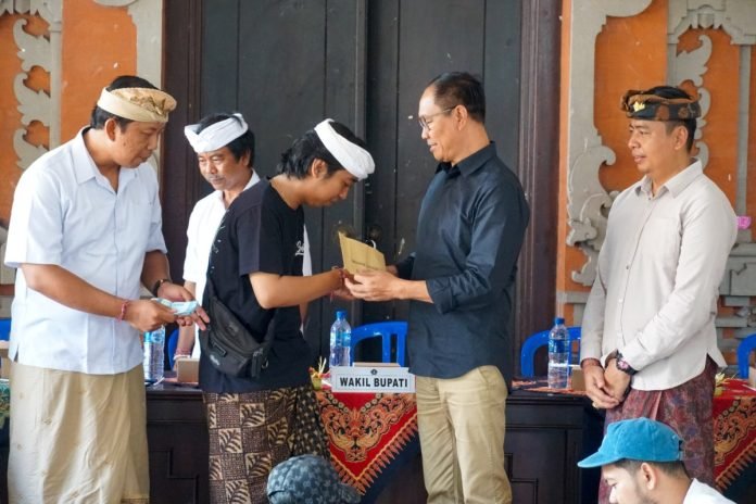 Wabup Ketut Suiasa membuka acara Turnamen Ceki dengan pemukulan Gambelan Tawa-tawa bertempat di Balai Banjar Pempatan, Desa Munggu, Minggu (18/2).