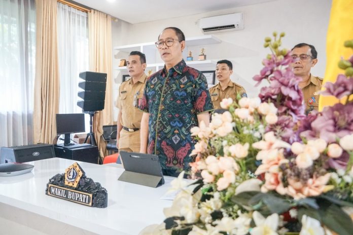 Wabup Ketut Suiasa menghadiri Forum Konsolidasi Nasional Percepatan Penghapusan Kemiskinan Ekstrim 2024 melalui Zoom Meeting di Rumah Jabatan Wakil Bupati Badung, Senin 26 Februari 2024.