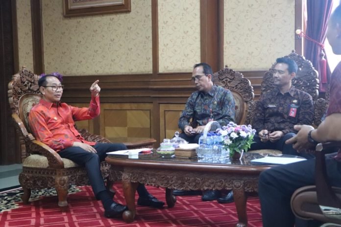 Wabup Ketut Suiasa saat menerima audiensi dari Kwarcab Badung di Ruang Tamu Wakil Bupati Puspem Badung, Selasa (13/2).