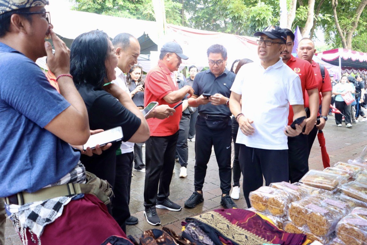 Walikota Denpasar, I Gusti Ngurah Jaya Negara saat membuka secara resmi Pameran Gelar Bersama Industri dan Perdagangan Bermutu (Gema Tridatu) yang ditandai dengan pemotongan pita di Kawasan Depan Museum Bali Denpasar, Jumat 16 Februari 2024.