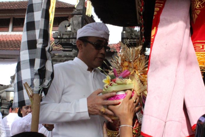 Walikota Denpasar, I Gusti Ngurah Jaya Negara saat menghadiri sekaligus ngelinggihin Daksina pada Upacara Pecaruan, Melaspas Bale Gede, dan Pujawali Ratu Gede Penyarikan yang dilaksanakan di Banjar Gelogor Sabtu 3 Februari 2024.