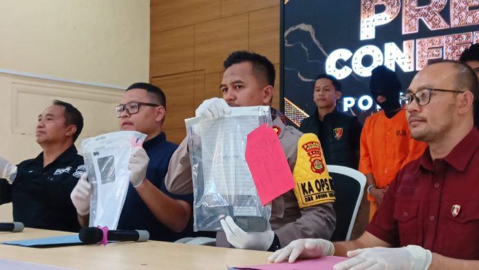 Kapolres Jembrana AKBP Endang Tri Purwanto menggelar release pengungkapan kasus pemerasan bermodus video call tanpa busana atau VCS, Selasa 6 Februari 2024.