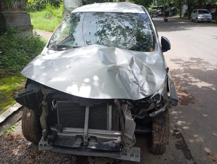 Kondisi mobil yang dikemudikan Bong Ie Hui pasca mengalami kecelakaan di Banjar Dinas Sekar Sari, Desa Selat, Kecamatan Sukasada, Buleleng.