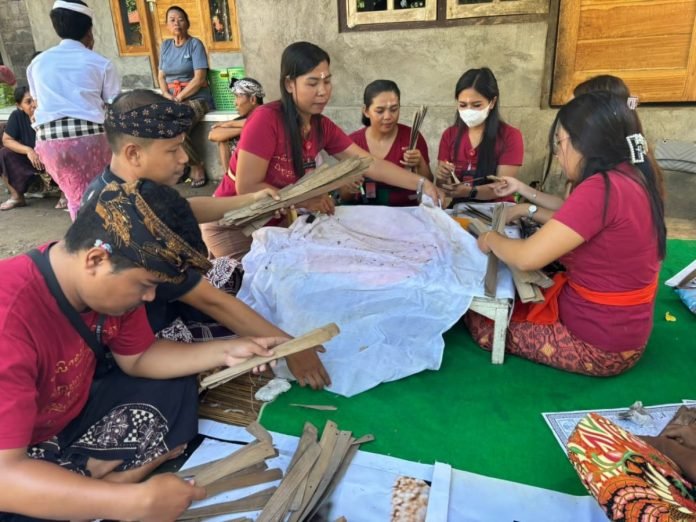Jaga Warisan Budaya, 16 Penyuluh Bahasa Bali Lakukan Konservasi Lontar di Desa Panji, Buleleng.
