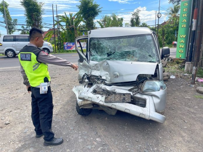 Kondisi salah satu kendaraan yang pasca tabrakan beruntun yang terjadi di jalan raya Denpasar-Gilimanuk, KM 85-86 Banjar Anyar Kelod, Desa Penyaringan, Kecamatan Mendoyo, Jembrana-Bali pada Jumat 9 Februari 2024.