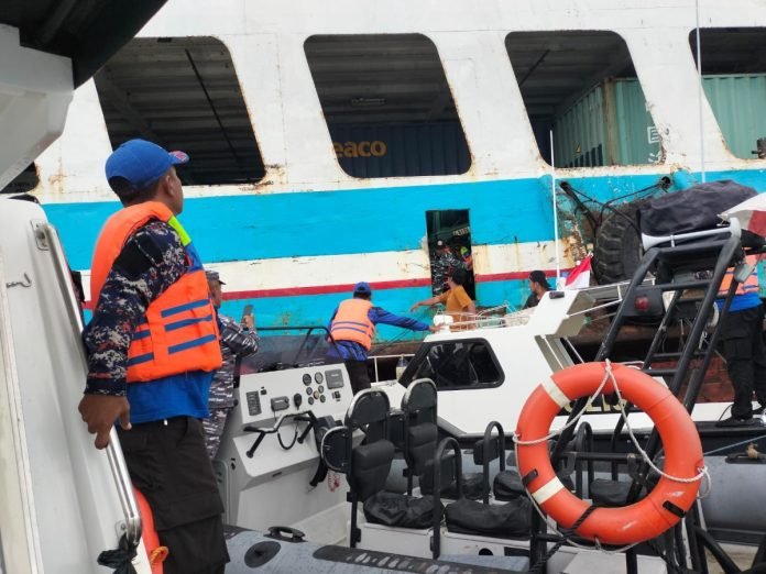 Kapal Motor Penumpang (KMP) Agung Samudra XVIII kandas di Perairan Selat Bali, Minggu 11 Februari 2024.