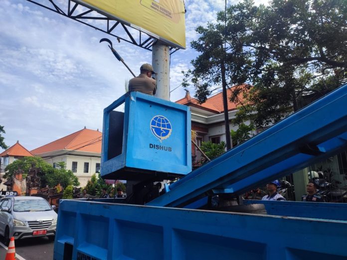 Dinas Perhubungan dan Satuan Polisi Pamong Praja (Satpol PP) bersinergi untuk menurunkan Alat Peraga Kampanye (APK) dalam ukuran besar menggunakan Truck Skylift, Senin, (12/2).