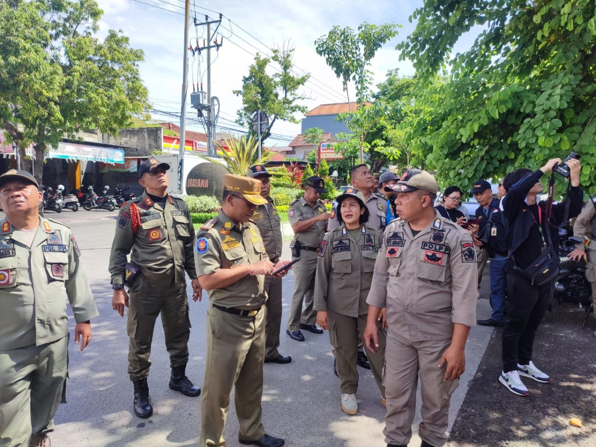 Dinas Perhubungan dan Satuan Polisi Pamong Praja (Satpol PP) bersinergi untuk menurunkan Alat Peraga Kampanye (APK) dalam ukuran besar menggunakan Truck Skylift, Senin, (12/2).