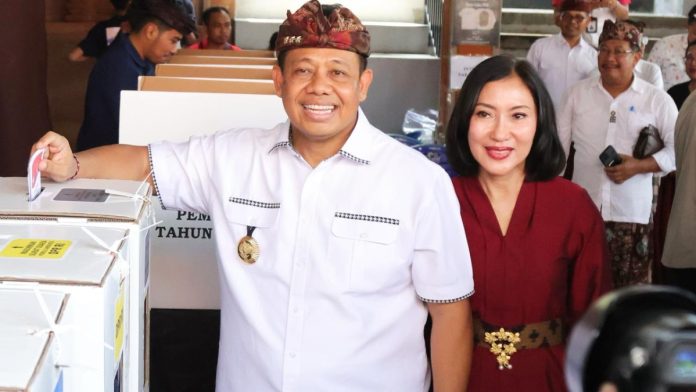 Pj Gubernur Bali bersama Istri, nyoblos pertama kali di TPS 009 banjar Kayumas Kaja.