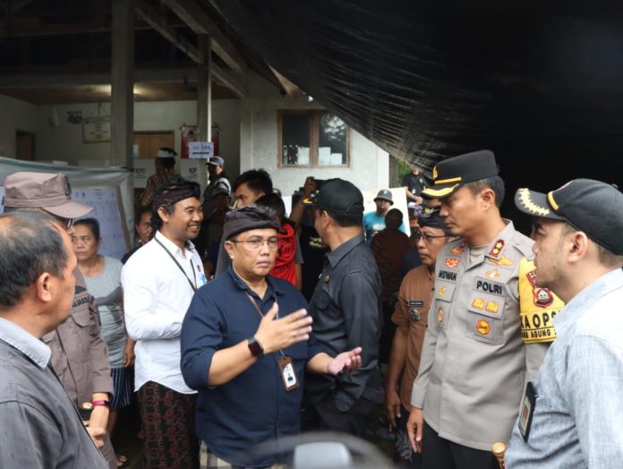 Rombongan Forkopimda Kabupaten Buleleng saat melakukan monitoring pelaksanaan tahap pemungutan suara.