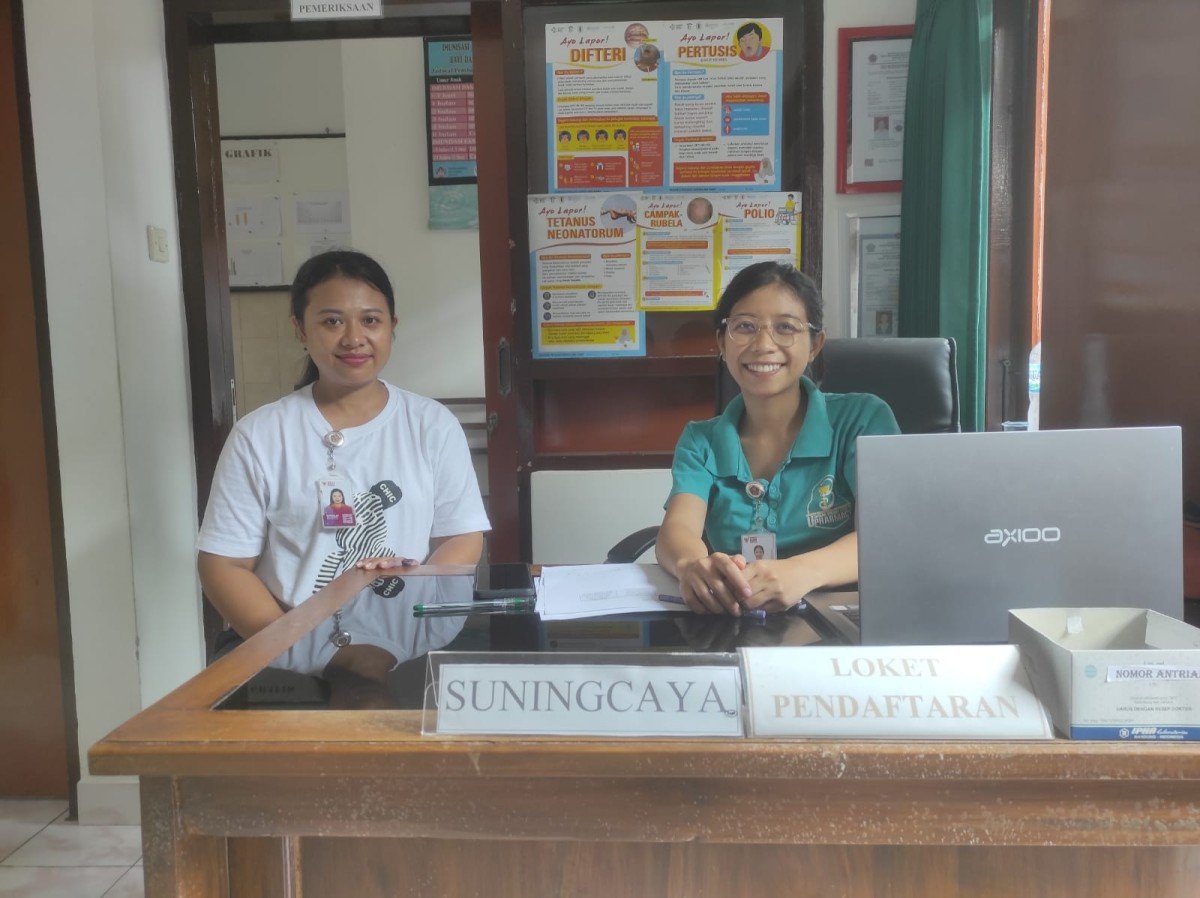 Komang Sri Juli Jayani dan Putu Desy Wilantari, petugas kesehatan yang bertugas di Pustu Jinengdalem