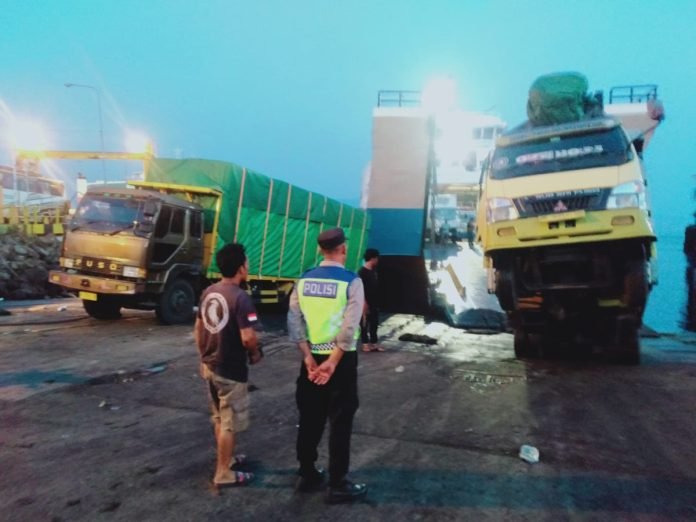 Kondisi truk yang mengalami jumping atau terangkat ke atas saat keluar kapal di Dermaga LCM Pelabuhan Gilimanuk pada Kamis 15 Februari 2024 pagi.