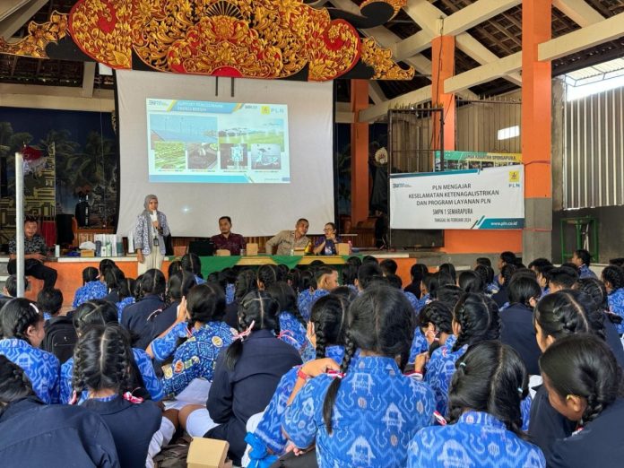 Tim K3L PLN mengajak siswa siswi SMP di Klungkung untuk peduli terhadap bahaya kelistrikan.