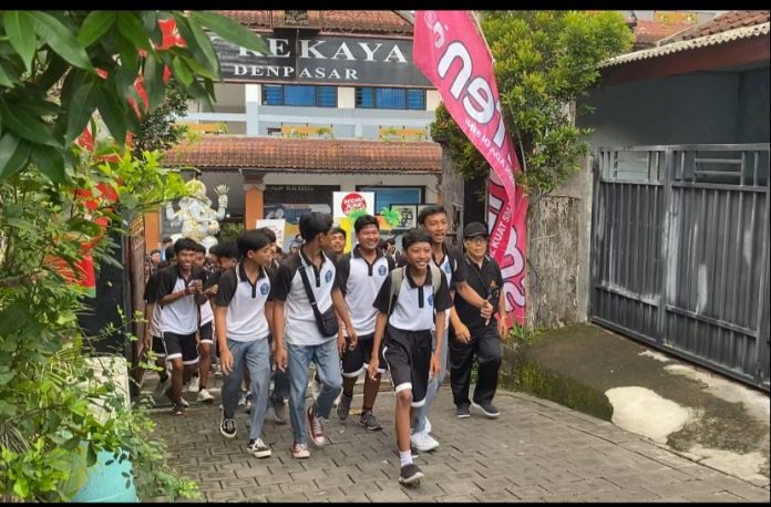 Kegiatan Jalan Santai HUT ke-38 SMK Rekayasa Denpasar, pada Jumat, 16 Februari 2024.