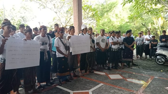 Puluhan warga menggelar aksi damai tandingan di halaman Kantor Camat Pekutatan, Minggu 18 Februari 2024.