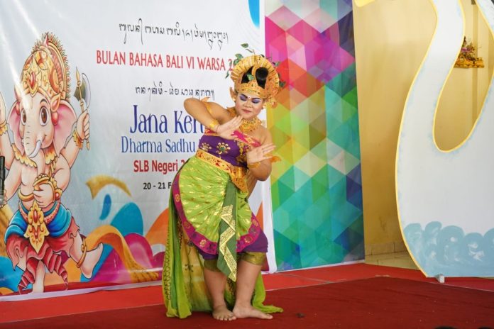 Siswa SLBN 2 Buleleng Unjuk Kebolehan dalam Kegiatan Bulan Bahasa Bali