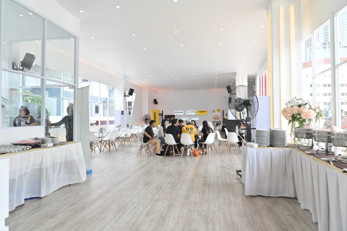 VIP Lounge Outdoor Booth milik PT Bank Danamon Indonesia Tbk (Danamon) dilengkapi refreshment berupa snack, minuman hingga makan berat agar nasabah dapat menikmati momen dengan nyaman, penuh gaya tanpa perlu takut kehujanan atau kepanasan.